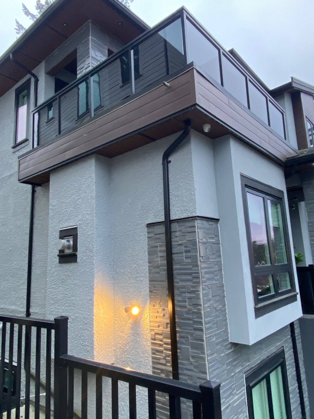 Lux premium aluminum 6” horizontal panel siding in Walnut&nbsp;colour.