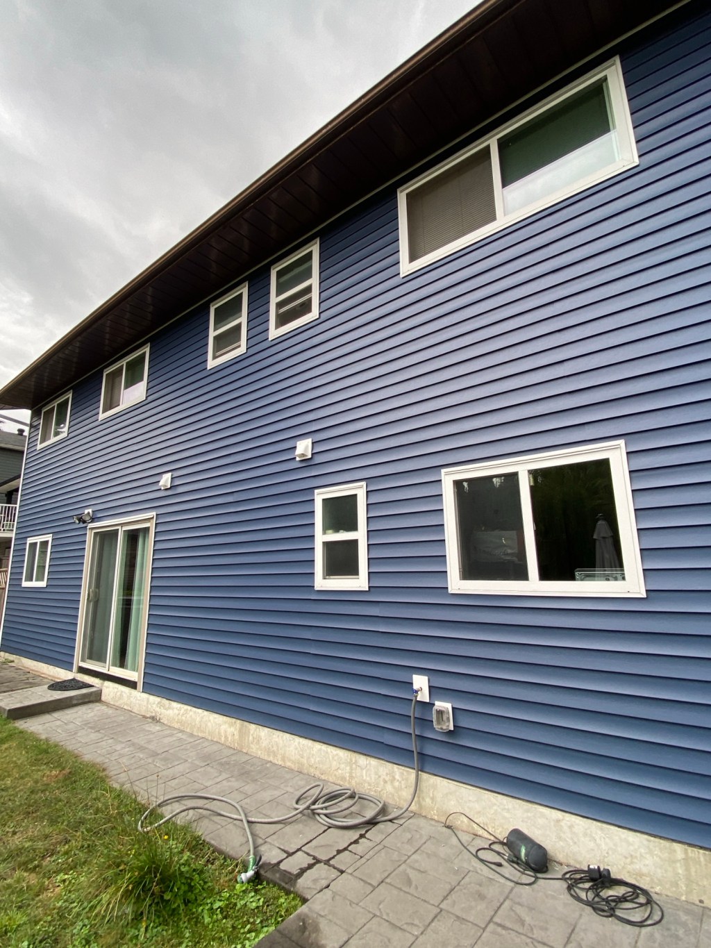 Hardie fibre cement in Deep Ocean & premium bevel vinyl siding in Nordic&nbsp;Blue.