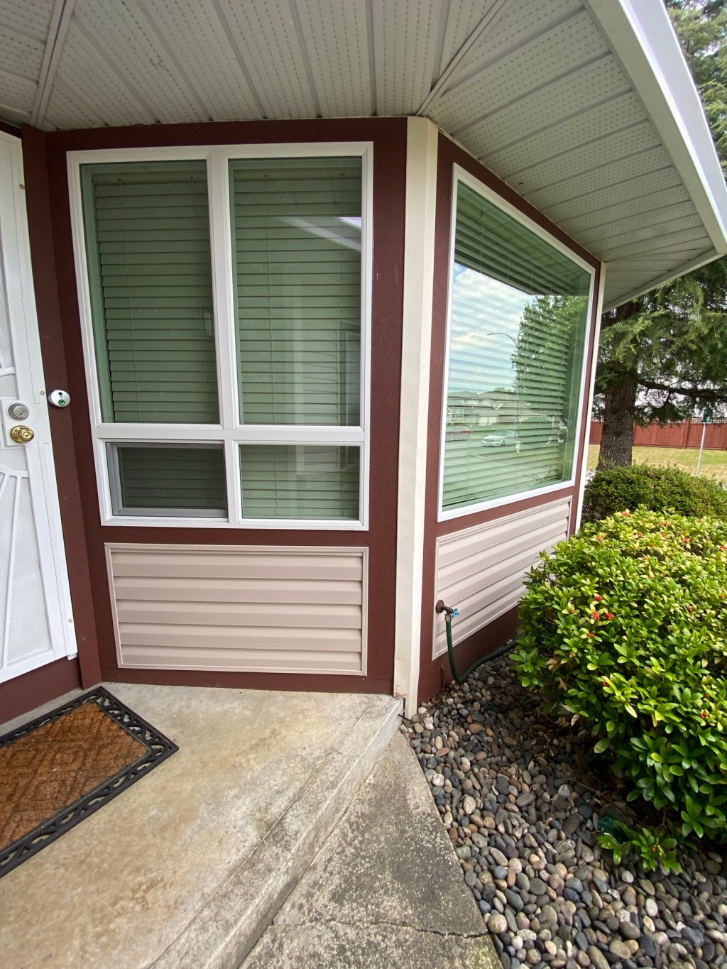 Horizontal vinyl Dutchlap D4.5 in Mocha&nbsp;colour.