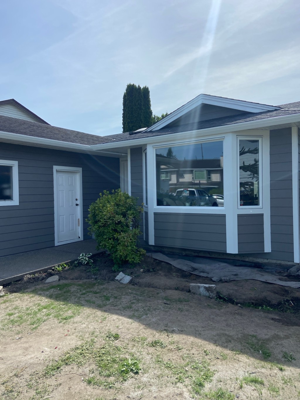Hardie planks in Aged Pewter coupled with Arctic White trims and&nbsp;corners.