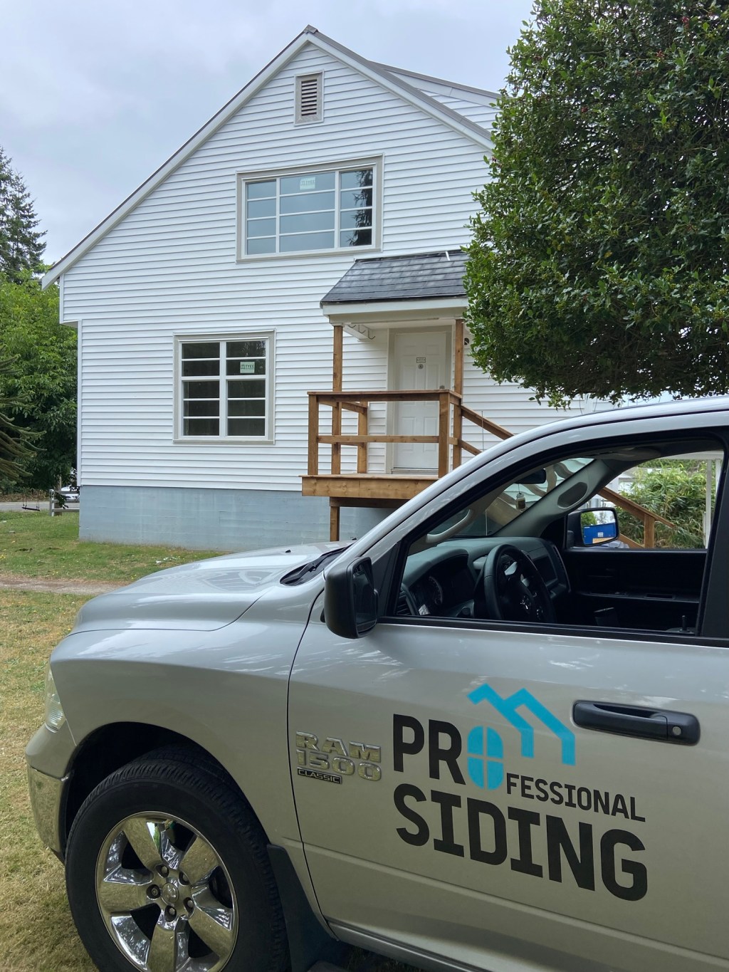 Horizontal vinyl D4.5 bevel siding in frost&nbsp;white.