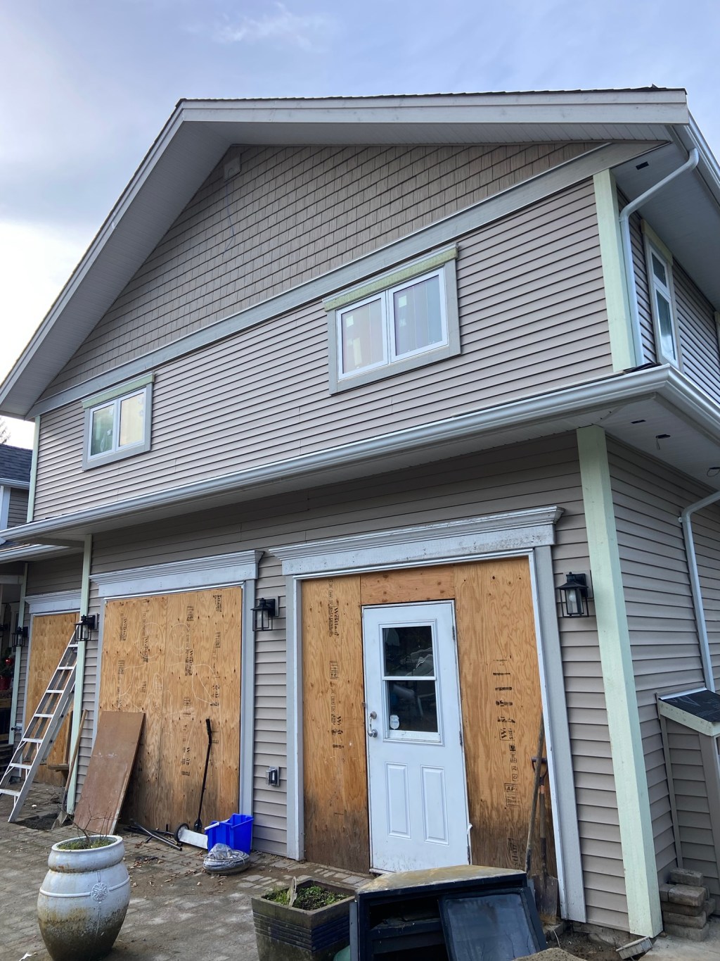 Premium Vinyl Shingles & D4 Bevel in Brownstone.