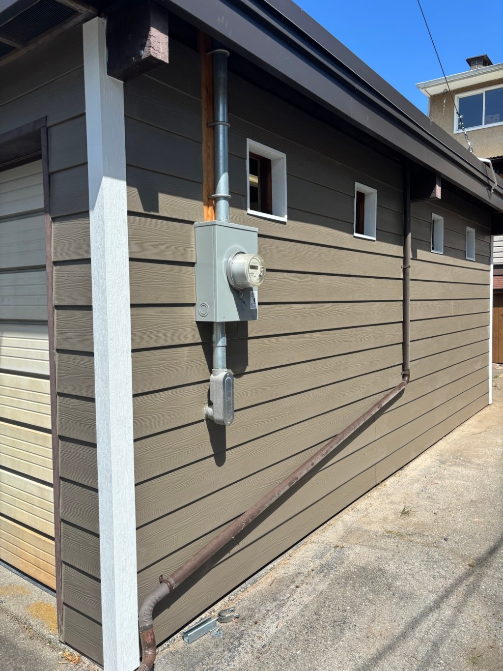 Hardie planks in Timber Bark colour. Arctic white corners and trims.